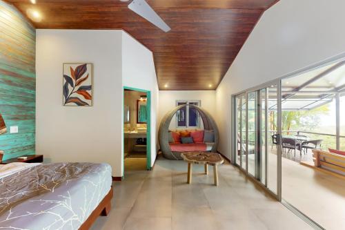 ein Schlafzimmer mit einem Bett, einem Tisch und einem Stuhl in der Unterkunft Terrazas de Ballena in Uvita