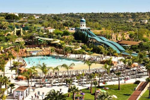 une vue aérienne d'une piscine dans un complexe hôtelier dans l'établissement Apartamento minimalista Centenário, à São Brás de Alportel