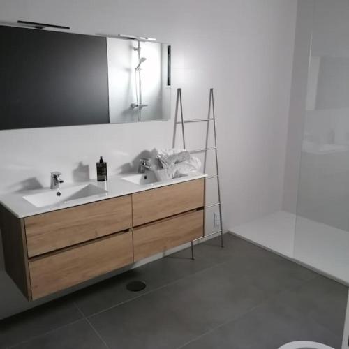 a bathroom with a sink and a mirror at Apartamento minimalista Centenário in São Brás de Alportel