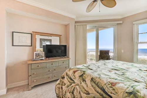 52 Ocean Placeにあるテレビまたはエンターテインメントセンター