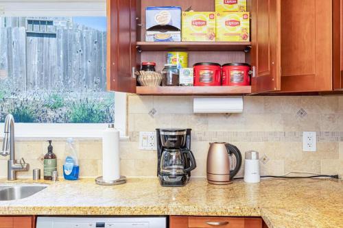 a kitchen with a counter top with a coffee maker at Lavender house near Napa and San Francisco in Vallejo