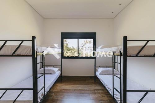 a room with four bunk beds in a dorm at Casa com piscina e churrasqueira com linda vista in Itupeva