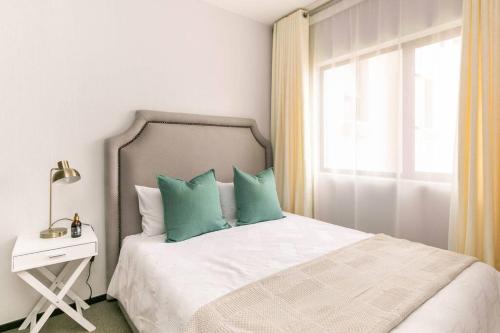 Ένα ή περισσότερα κρεβάτια σε δωμάτιο στο Chic, luxurious & spacious with backup power.
