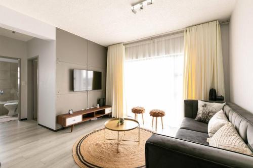 Μια τηλεόραση ή/και κέντρο ψυχαγωγίας στο Chic, luxurious & spacious with backup power.
