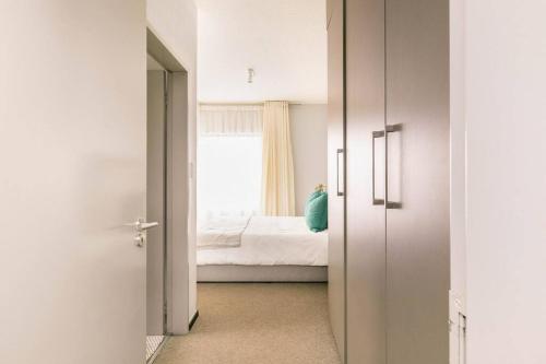 Zimmer mit einem Schlafzimmer mit einem Bett und einem Fenster in der Unterkunft Chic, luxurious & spacious with backup power. in Sandton