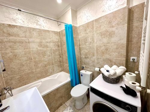 uma casa de banho com um WC, uma banheira e um lavatório. em Nice apartment in Militari Residence em Roşu