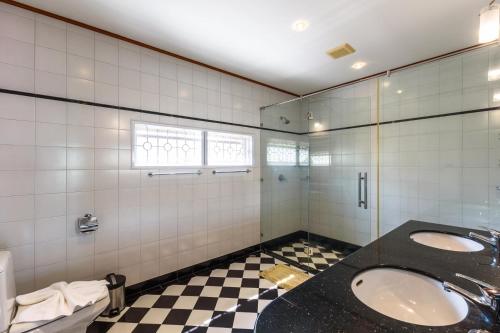 Et badeværelse på Amber Pool Villa Your private slice of paradise