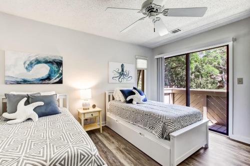 - une chambre avec un lit et un ventilateur de plafond dans l'établissement 3050 Club Villas, à Amelia Island