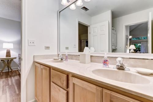 ein Badezimmer mit zwei Waschbecken und einem großen Spiegel in der Unterkunft 2349 Courtside Villas in Amelia Island