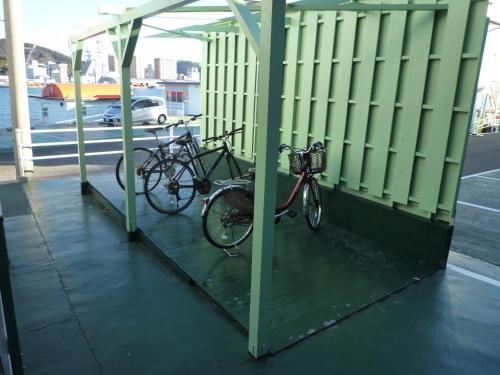 dos bicicletas estacionadas en un porche con un edificio en Seaside Hostel Light House - Vacation STAY 82336v en Onomichi