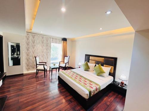 Ένα ή περισσότερα κρεβάτια σε δωμάτιο στο Hotel Aura IP Grand Karkardooma Metro Station New Delhi