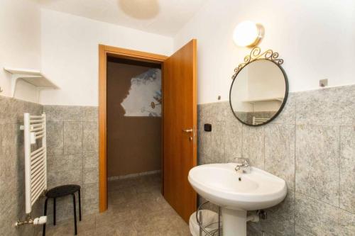 uma casa de banho com um lavatório e um espelho em CasaJaky em Sauze d'Oulx