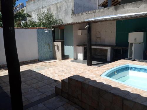 a backyard with a swimming pool and a building at housecabofrio in Cabo Frio