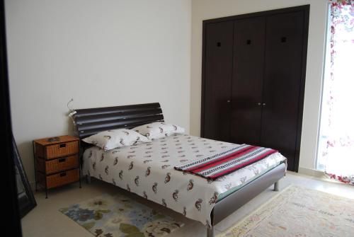 ein Schlafzimmer mit einem Bett mit schwarzem Kopfteil in der Unterkunft Casa Adams Torre 13-202 Mayan Lakes Resort in Playa Encanto