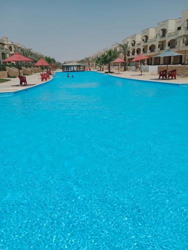 Bazén v ubytování Lasirina palm beach for familes only nebo v jeho okolí