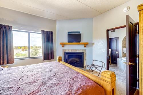 1 dormitorio con 1 cama con chimenea y TV en Chula Vista Condo, Unit 2344, en Wisconsin Dells