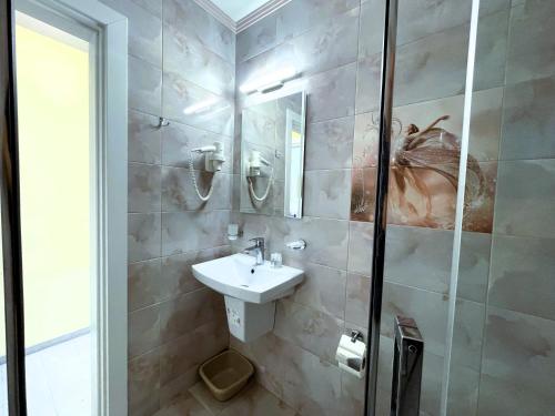 普里莫爾斯科的住宿－Apart-Hotel Panorama Sea LUX，一间带水槽和淋浴的浴室