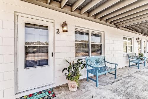 una veranda con panchina blu e porta di 2810 Ohio Avenue #2 ad Amelia Island
