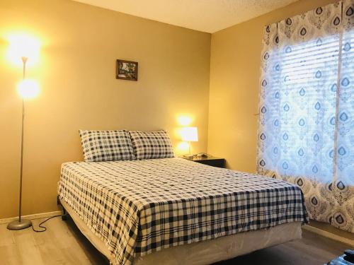 Habitación pequeña con cama y ventana en Independent bedroom with private bathroom#2 en Las Vegas
