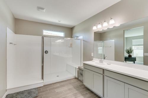 een witte badkamer met een douche en een wastafel bij Maricopa Home with Yard - 1 Mi to Harrahs Casino! in Maricopa