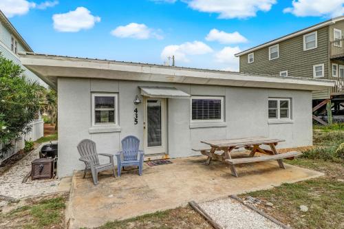 a patio with a picnic table and two chairs at 435 Ocean Avenue in Amelia Island