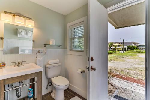 435 Ocean Avenue في أميليا أيلاند: حمام مع مرحاض ومغسلة ونافذة