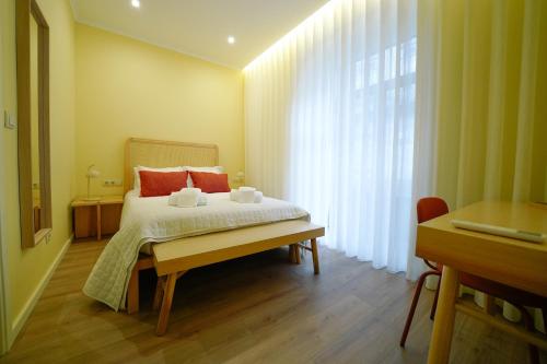 1 dormitorio con cama y ventana grande en Martinho's house, en Alijó