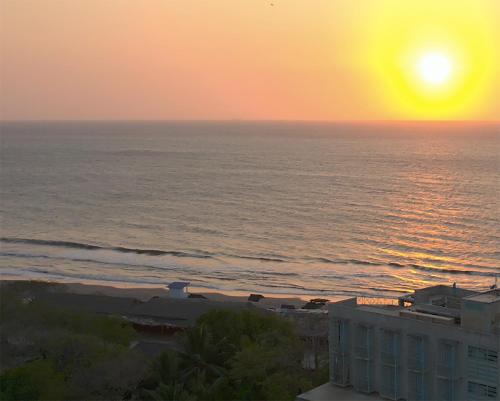een uitzicht op de oceaan bij zonsondergang vanuit een gebouw bij MuchoSur Manzanillo CTG in Cartagena