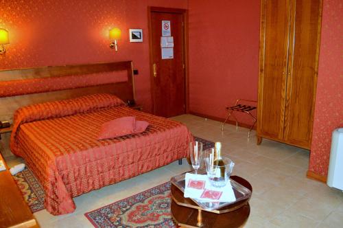 羅馬的住宿－沙薩酒店，酒店客房配有一张床铺和一张桌子。