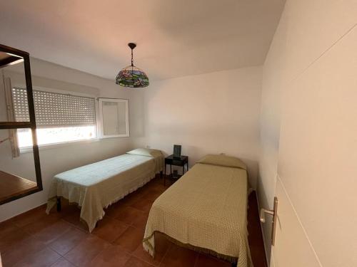 een slaapkamer met 2 bedden en een raam bij Casa Valentina El Hierro in Frontera