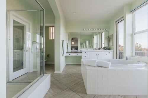 Luxe Boho Retreat Near Torrey Pines - Sleeps 10 في سان دييغو: حمام أبيض مع حوض استحمام ودش