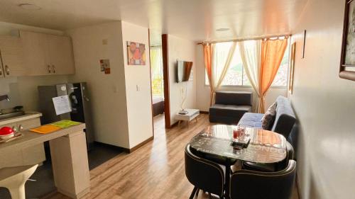 un piccolo appartamento con cucina e soggiorno di Av santander Apartaestudio premium a Manizales