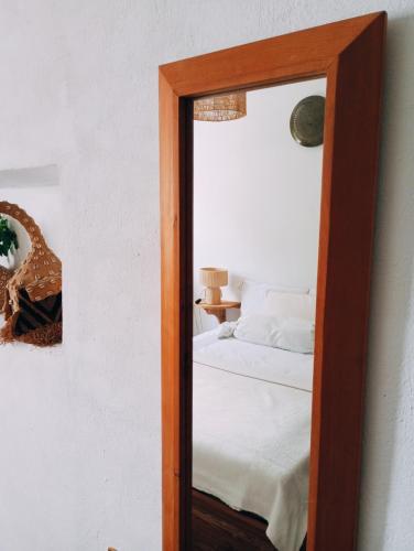 einen Spiegel, der ein Bett im Schlafzimmer reflektiert in der Unterkunft Dar SBAA in Chefchaouen