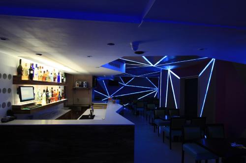 TV a/nebo společenská místnost v ubytování La Woods Hotel