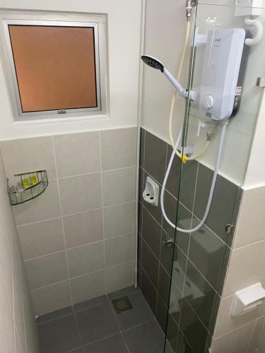 eine Dusche im Bad mit Glastür in der Unterkunft Reylin Alanis Suite // Free Wifi & Netflix // Airport Shuttle Service in Sepang