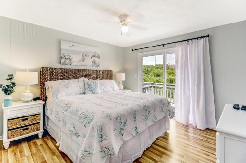 Schlafzimmer mit einem Bett und einem Fenster in der Unterkunft 2810 Ohio Avenue #4 in Amelia Island