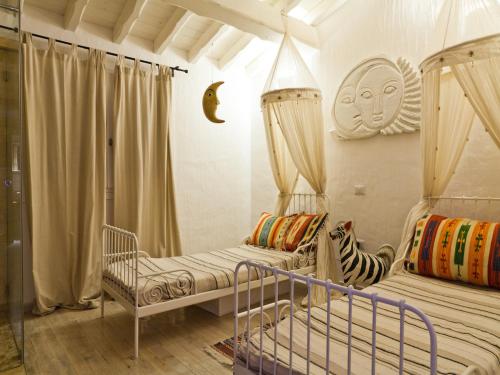 ムルタ・マリアにあるSmart Appart Villa Patriziaのベッドルーム1室(二段ベッド2組付)