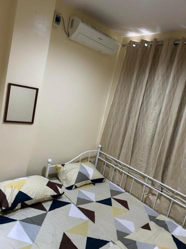 - une chambre avec un lit et un plafond dans l'établissement JMC Residence 3, à Tagbilaran