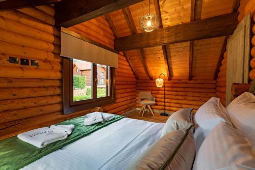 Ένα ή περισσότερα κρεβάτια σε δωμάτιο στο Evritos Villas & Suites with pool