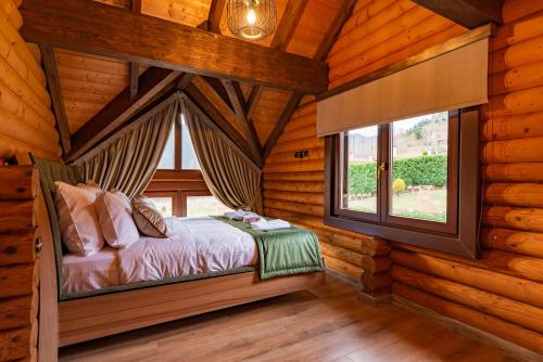 Ένα ή περισσότερα κρεβάτια σε δωμάτιο στο Evritos Villas & Suites with pool