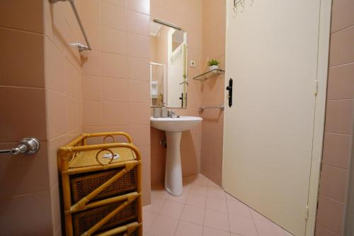 Baño pequeño con lavabo y aseo en Alijo Vintage House, en Alijó