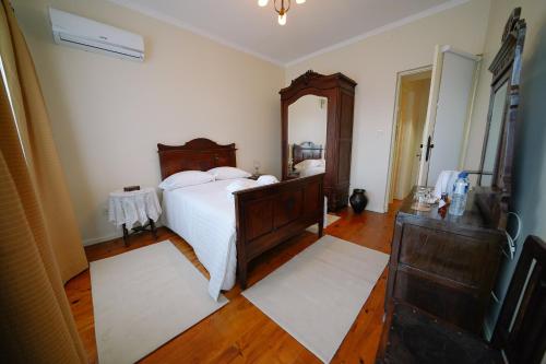 1 dormitorio con cama, tocador y espejo en Alijo Vintage House, en Alijó