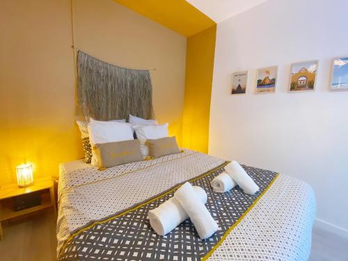 a bedroom with a bed with two towels on it at Le Mexico - hyper centre & parking in Montaigu-Vendée