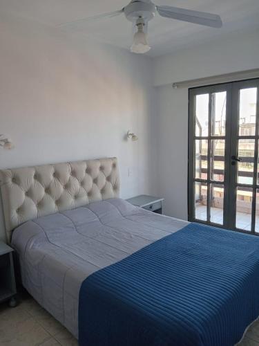 - une chambre avec un grand lit et une fenêtre dans l'établissement Comfy en Barrio Norte, à San Miguel de Tucumán