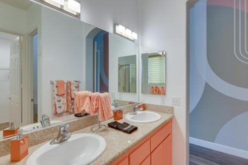 ein Badezimmer mit zwei Waschbecken und zwei Spiegeln in der Unterkunft Indio Couples Retreat with Pool, Hot Tub and Patio in Indio