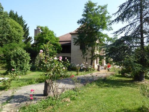 una casa con un jardín delante de ella en La Bastide du Chêne, en Montégut