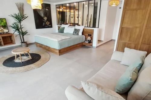 Ένα ή περισσότερα κρεβάτια σε δωμάτιο στο 7 bedrooms Villa, Nestled in the heights of Anse Marcel, one of the most discreet bays of the island.