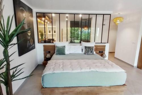 Ένα ή περισσότερα κρεβάτια σε δωμάτιο στο 7 bedrooms Villa, Nestled in the heights of Anse Marcel, one of the most discreet bays of the island.