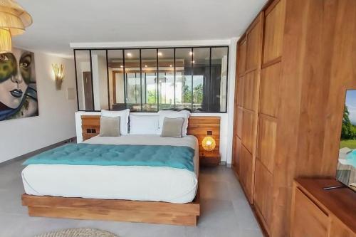 Ένα ή περισσότερα κρεβάτια σε δωμάτιο στο 7 bedrooms Villa, Nestled in the heights of Anse Marcel, one of the most discreet bays of the island.