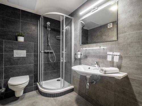 La salle de bains est pourvue d'une douche, de toilettes et d'un lavabo. dans l'établissement Zámeček Waldsteinovo Zátiší, à Svatoslav